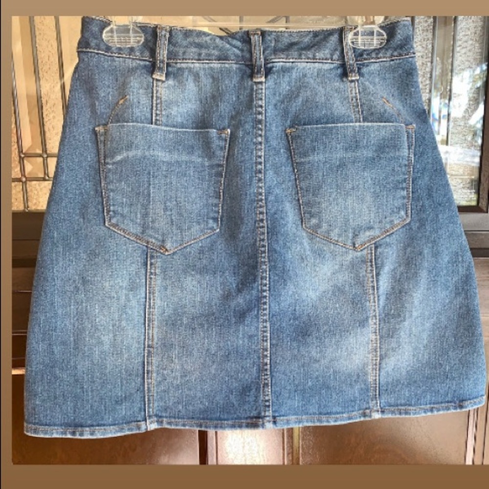 Mossimo silver button front mini blue jean skirt Size 4 EUC - Picture 6 of 9